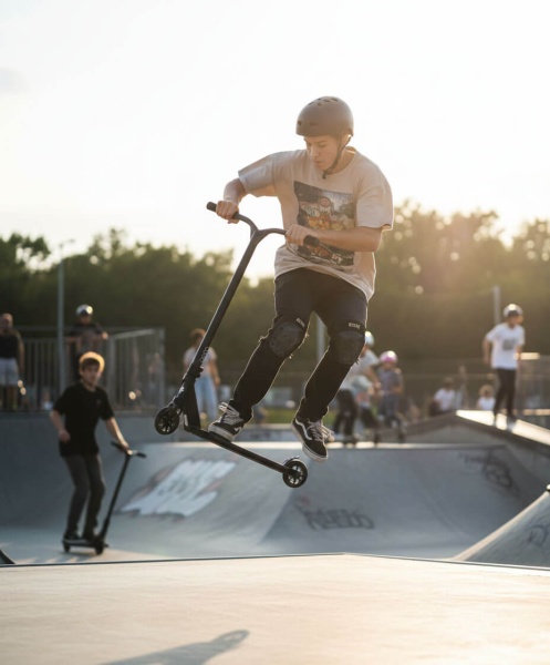 Union Aero Black Lifestyle Photo chłopiec skaczący na hulajnodze w skateparku
