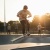 Aero Black Raw Lifestyle Photo skater na hulajnodze skaczący w skateparku