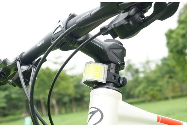 JET Lampa przód JET M3 120 lumenów USB 320° lifestyle