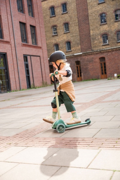 pol_pl_SCOOTANDRIDE-Highwaykick-3S-Hulajnoga-z-systemem-sterowania-2w1-i-kolkami-LED-skladana-3-Forest-14090_27.jpg