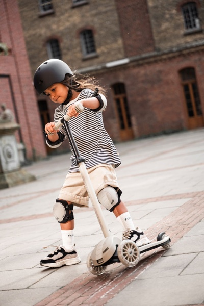 pol_pl_SCOOTANDRIDE-Highwaykick-3S-Hulajnoga-z-systemem-sterowania-2w1-i-kolkami-LED-skladana-3-Ash-14089_27.jpg