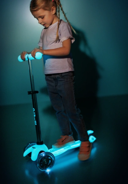 micro-mini-micro-scooter-deluxe-glow-plus-led-3-wh (1).webp