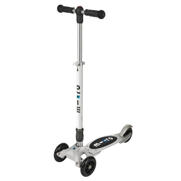 hulajnoga trzykołowa z amortyzującym podestem Micro kickboard Compact silver widok od przodu