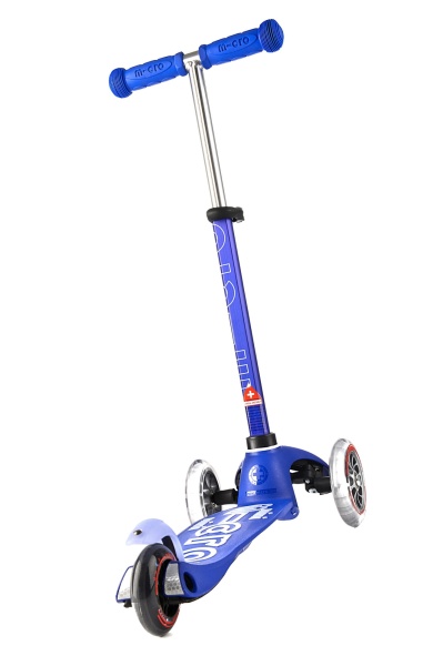 hulajnoga Mini Micro Deluxe Niebieska widok od tyłu pod kątem