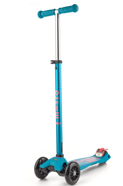 hulajnoga Maxi Micro Deluxe Aqua widok od przodu z podniesioną kierownicą