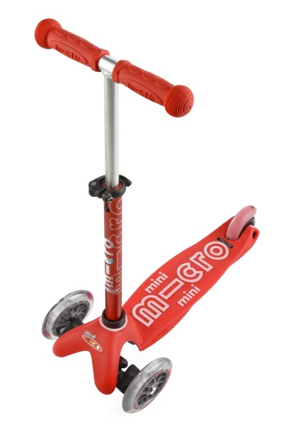 hulajnoga Mini Micro Deluxe Czerwona widok z przodu pochylona