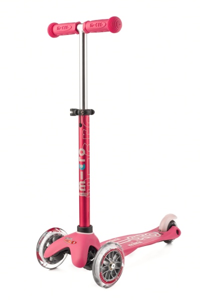 hulajnoga Mini Micro Deluxe Pink widok z przodu rozłożona kierownica