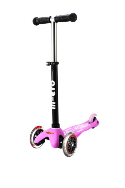hulajnoga Mini Micro Deluxe 2GO PLUS Różowa widok z przodu w wersji hulajnogi z rozłożoną kierownicą