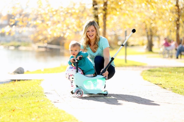 hulajnoga Mini Micro Deluxe 2GO PLUS Miętowa zdjęcie lifestyle-owe Mama i dziecko