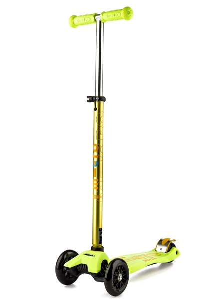 hulajnoga Maxi Micro Deluxe Yellow widok od przodu z podniesioną kierownicą