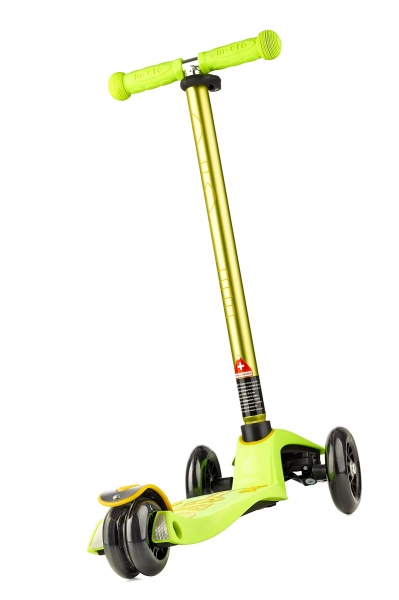 hulajnoga Maxi Micro Deluxe Yellow widok od tyłu pochylona