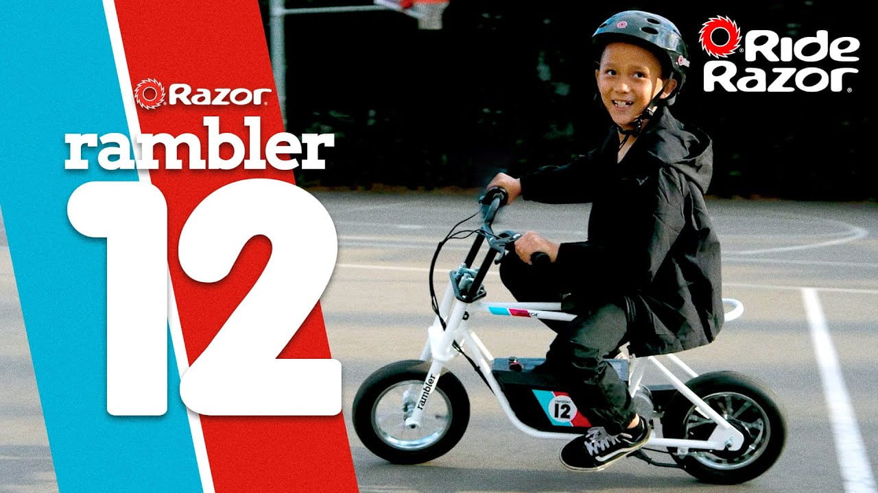 Chłopiec na motocyklu elektrycznym Razor Rambler 12